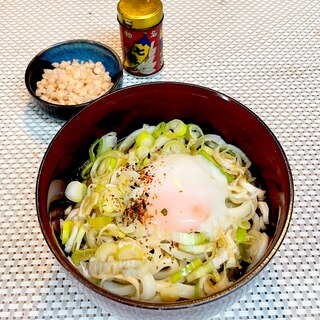 半熟卵とたっぷりのネギで大満足ランチ♡釜玉うどん